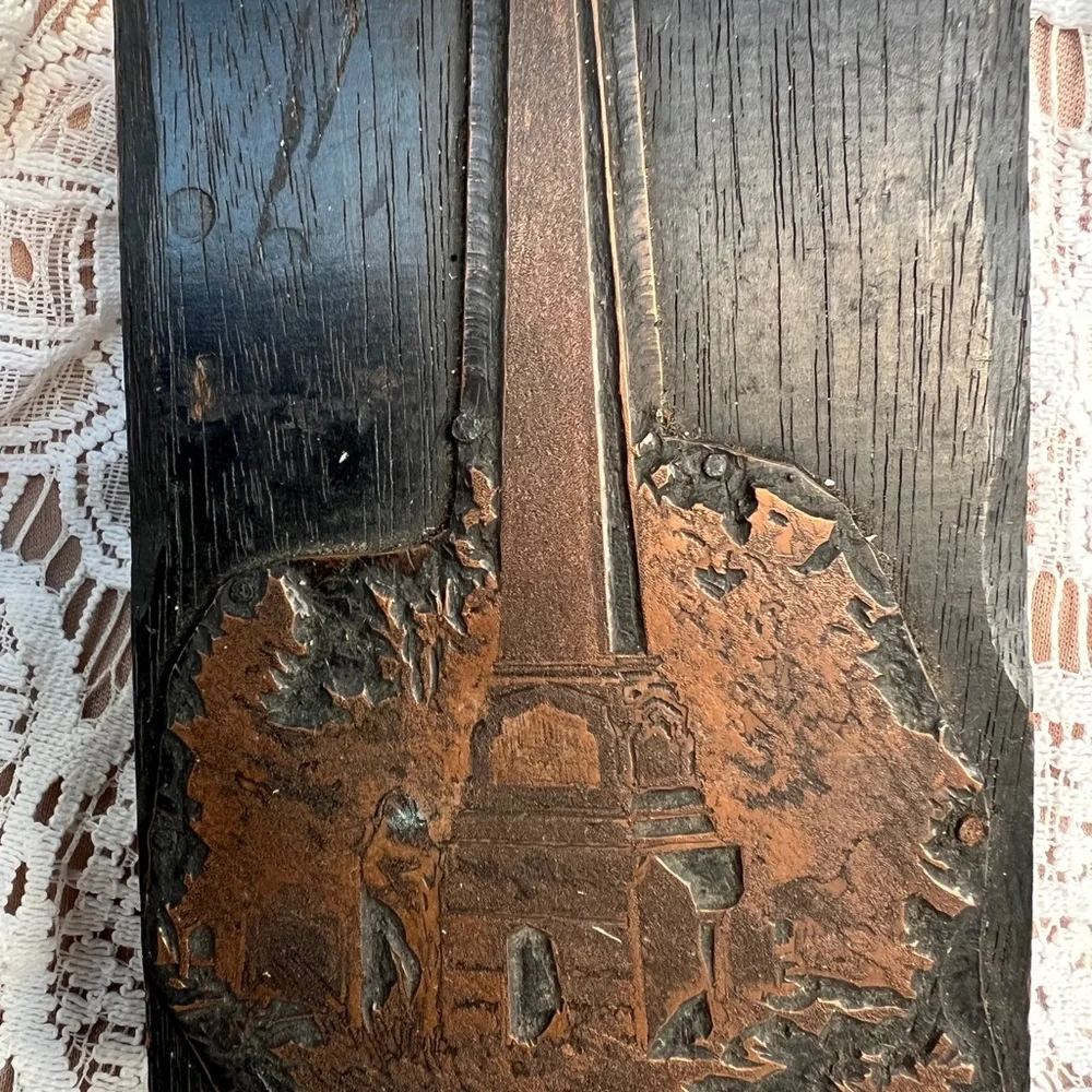 Vintage Wooden Block with Monument Design - Picture 3 of 5